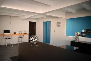 a living room with a table and a blue wall at Casa Calila in San José Iturbide