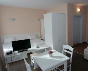 A television and/or entertainment centre at Sunny Beauty Palace Hotel