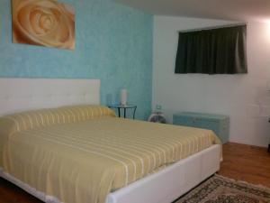 トリカーゼにあるLa Capanna della Nonnaの青い壁のベッドルーム1室(ベッド1台付)