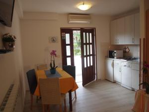 Kuchyňa alebo kuchynka v ubytovaní Apartments Marko Novigrad