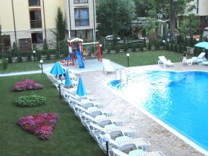 una piscina con sillas y un parque infantil con tobogán. en Sunny Beauty Palace Hotel, en Sunny Beach