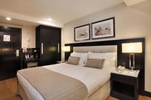 a hotel room with a large bed and two lamps at Miramar By Windsor Copacabana in Rio de Janeiro