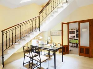 ein Esszimmer mit einem Tisch und einer Treppe in der Unterkunft Casa Galileo in Costitx