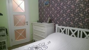 リヴィウにあるApart-terrace on Baker Streetの花柄の壁紙を用いたベッドルーム1室