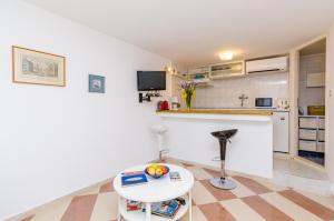 Kuchyň nebo kuchyňský kout v ubytování Apartments Simović