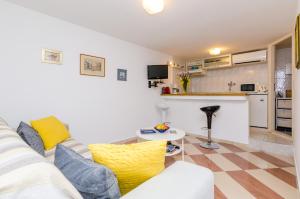 Kuchyň nebo kuchyňský kout v ubytování Apartments Simović