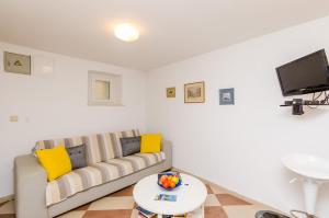 TV a/nebo společenská místnost v ubytování Apartments Simović