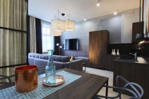 salon ze stołem z wazonem w obiekcie Apartamenty Batorego 2 - Stary Rynek w Bydgoszczy