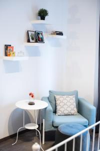 ブダペストにあるCharming Trees Apartmentのリビングルーム(青い椅子、テーブル付)