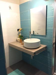 łazienka z umywalką i lustrem w obiekcie Casa Bertocco w mieście Canale Monterano