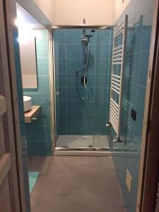 bagno con doccia e porta in vetro di Casa Bertocco a Canale Monterano