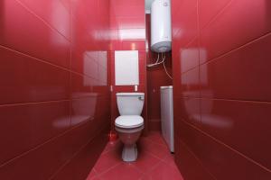 キーウにあるХарьковское шоссе 19аの赤いバスルーム(屋台のトイレ付)