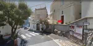 un'immagine di una strada cittadina con un edificio di Ricciolo d'oro 2 a Positano