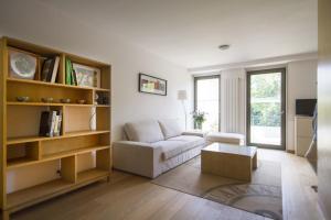 a living room with a couch and a table at Duplex Pombal in Santiago de Compostela