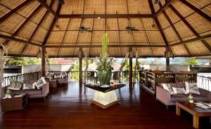 The Vijitt Resort Phuket - SHA Extra Plus tesisinde bir restoran veya yemek mekanı