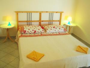 een slaapkamer met een groot bed met 2 lampen bij Holiday Home Casa Del Pescatore in Prigradica