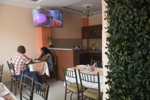 TV a/nebo společenská místnost v ubytování Olan´s Hotel Group