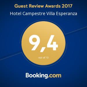 un cartello che dice che gli ospiti recensiscono l'hotel, il centro benessere di Villa con falò di Casa Campestre Villa Esperanza a Silvania