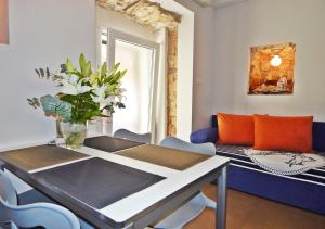 comedor con mesa y sofá en Guest House Varos, en Split