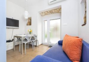 sala de estar con sofá azul y mesa en Guest House Varos, en Split