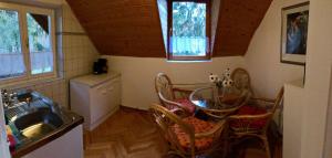 Kuchyň nebo kuchyňský kout v ubytování Napostó Pihenőház - Sunnylake Suites
