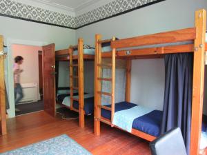 Giường tầng trong phòng chung tại White Elephant Accomodation