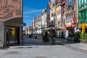 オルシュティンにあるPrzy Wysokiej Bramieの多くのショップや建物が並ぶ街道
