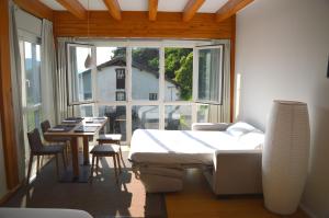 een slaapkamer met een bed, een tafel en een raam bij Ureta Landa Gaztelugatxe in Bakio