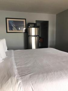 Rúm í herbergi á Extend-a-Suites Phoenix