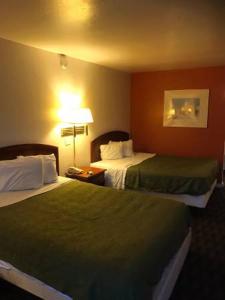 Rúm í herbergi á Extend-a-Suites Phoenix
