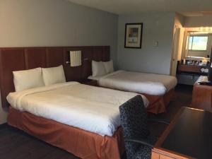 Rúm í herbergi á Extend-a-Suites Phoenix