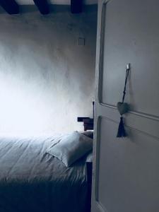 1 dormitorio con 1 cama con un corazón colgado en la pared en El Baluard, en Cardona