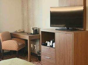 TV a/nebo společenská místnost v ubytování Kalika Hotel
