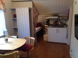 a kitchen and a table in a small room at Tavlebords Honungsgård in Tegneby