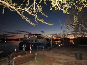 Nachts wird ein Boot an einem Dock angedockt. in der Unterkunft Lo Xalador-Delta d'Ebre in Deltebre