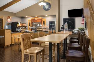 Restaurant o un lloc per menjar a AmericInn by Wyndham Sioux City