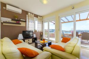 Televízia a/alebo spoločenská miestnosť v ubytovaní Apartments Smilje