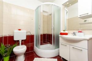 Kúpeľňa v ubytovaní Apartments Smilje + 45 fotografií