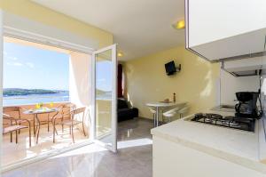 Kuchyňa alebo kuchynka v ubytovaní Apartments Smilje