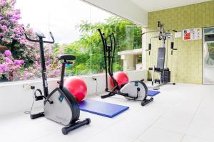 einen Fitnessraum mit Cardio-Geräten und Heimtrainern in der Unterkunft Hotel Mil Flores in Bragança Paulista