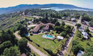 una vista aerea di una casa con piscina di Hotel Parque Siquiman a Villa Carlos Paz