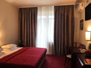 Кровать или кровати в номере Golden Inn Hotel