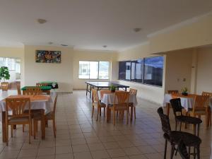 a dining room with tables and chairs in a restaurant at Venha restaurar suas energias e relaxar nas águas quentes DiRoma te espera!!! in Rio Quente