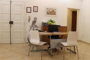 una oficina con una mesa y cuatro sillas en B&B Soggiorno Ponte Rosso, en Florencia