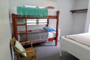 מיטה או מיטות קומותיים בחדר ב-Ocean Point Villa