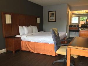 Rúm í herbergi á Extend-a-Suites Phoenix