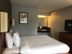 Rúm í herbergi á Extend-a-Suites Phoenix