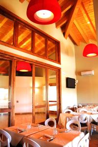A television and/or entertainment centre at Airone Bianco Residence Village