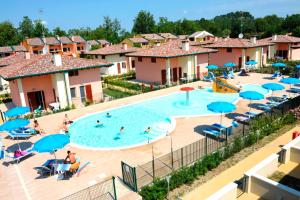 麗都德拉席奧尼的住宿－阿洛尼比安科住宅村酒店，度假村游泳池的图片