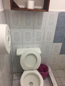 a bathroom with a toilet and a trash can at AC Room 2 Persons Hospedaje Don Wilfredo in San Juan del Sur
